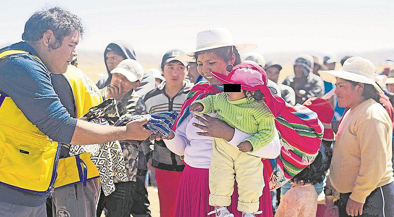 Puno: Pobladores reciben ayuda humanitaria mientras la helada continúa