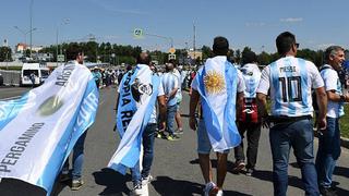 Hincha argentino pasa el susto de su vida en Rusia al caerle un hombre desde un sexto piso