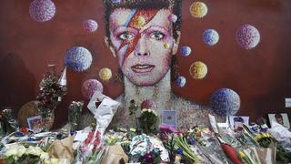 David Bowie: Fans le rinden tributo con flores y letras en su casa de Nueva York [FOTOS]