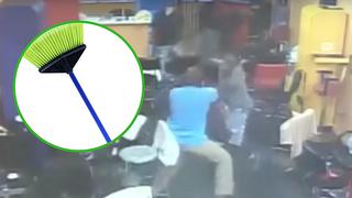 Hombre ahuyenta a escobazos a tres sujetos armados con pistolas (VIDEO)