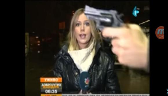 Serbia: Hombre muestra en vivo una pistola a una reportera [VIDEO]