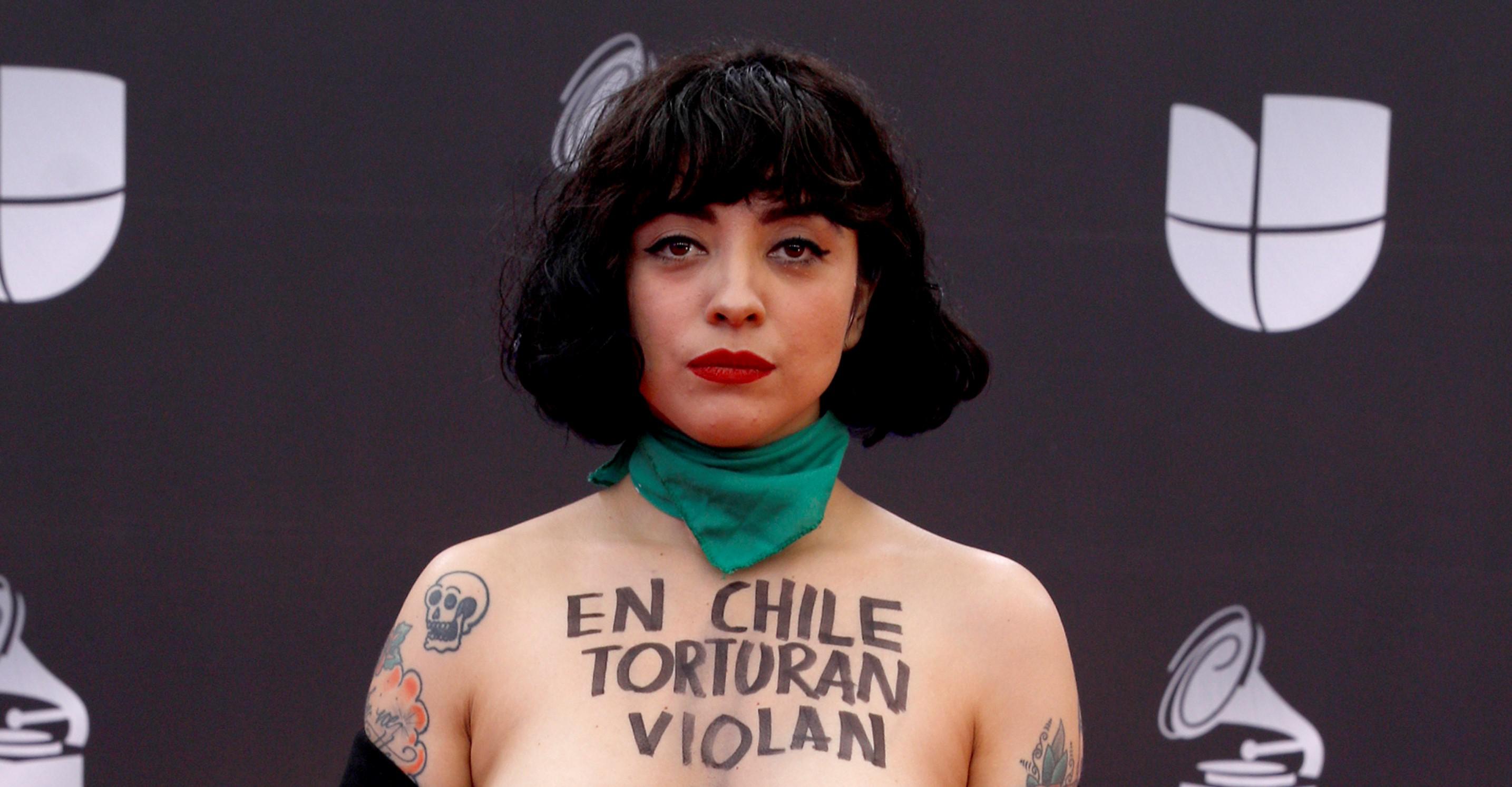Mon Laferte y su singular protesta por la crisis en Chile a su paso por la alfombra roja. (Foto: AFP)