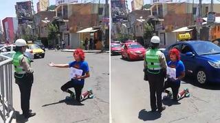 Tierno payasito se le declara a mujer policía en Arequipa (VIDEO)