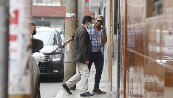 Vladimir Cerrón llegó a la vivienda donde se reúne Pedro Castillo con su equipo. (Foto: Diana Marcelo/ @photo.gec)