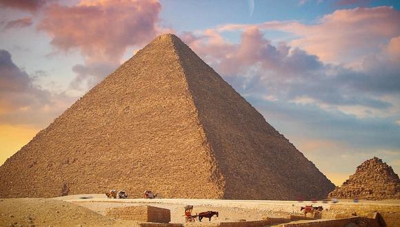 ​Se toma foto con trasero al aire en las pirámides de Guiza y lo detienen