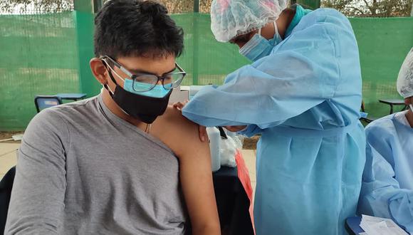 “Sí se puede vacunar (si tiene gripe o resfrío), no hay ninguna contraindicación", dijo el pediatra, Raúl Urquizo.  (Foto: Gore Tumbes)