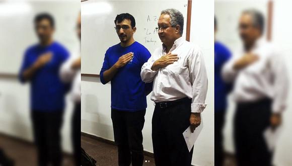 Alumnos llegan tarde a clases y su profesor les hace cantar el himno (VIDEO)