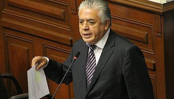 Congresista Eloy Narváez sufre accidente automovilístico en carretera y es llevado de emergencia