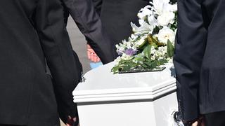 Jóvenes van a cementerio y abren ataúd para ‘despedir’ a familiar que falleció por COVID-19