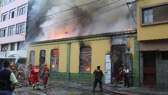 Incendio destruye local comercial en La Victoria