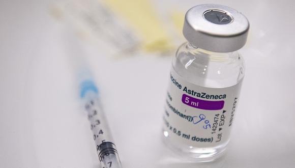 Perú recibirá el primer lote de 276 mil vacunas de AstraZeneca este domingo 18 de abril. (Foto: AFP)