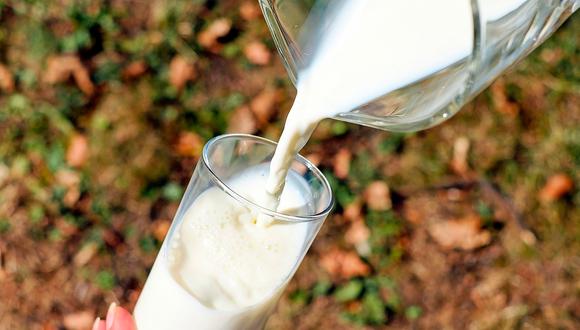 Tomar un vaso de leche al día ha sido considera un superalimento, pero hay que fijarse si este derivado de la vaca está en buen estado (Foto: @Couleur / Pixabay)