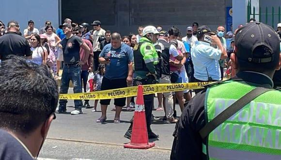 Los sicarios realizaron más de 20 disparos a los pasajeros de un auto blanco, en el distrito de San Miguel, acabando con la vida de seis integrantes de una familia. Foto: Twitter