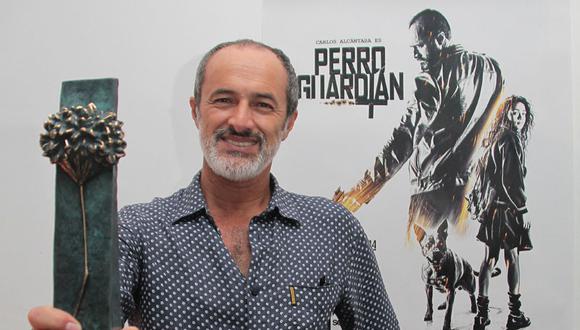 Carlos Alcántara celebra su primer premio internacional con "Perro Guardián"   