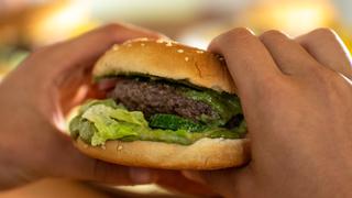 Bolivia: mujer encuentra un dedo humano dentro de una hamburguesa