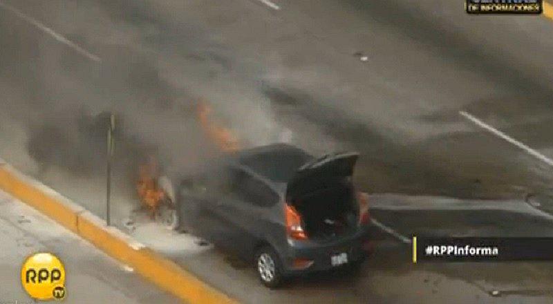 Vía Expresa: Auto se incendia y genera caos vehicular en San Isidro [VIDEO]