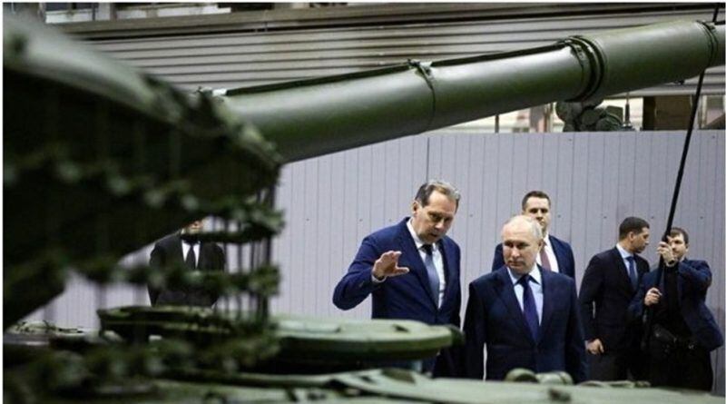 Putin revisa uno de los tanques que va al frente en Ucrania.