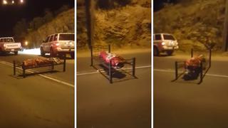 Dejan cadáver puesto en una cama en plena carretera (VIDEO)