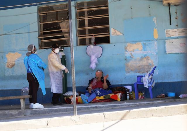 Pacientes tuvieron que ser atendidos en el suelo del Hospital de Sullana, en la región Piura. (Foto: GEC)