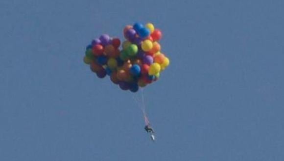 Arrestan a hombre que voló atado a 100 globos de helio [VIDEO]