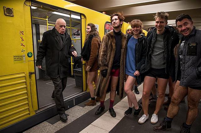 Alemania: Berlineses se calatean y quedan sin pantalones al viajar en el metro (FOTOS)