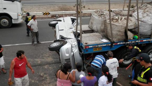 Mala: Un muerto y cinco heridos por choque de auto con camión