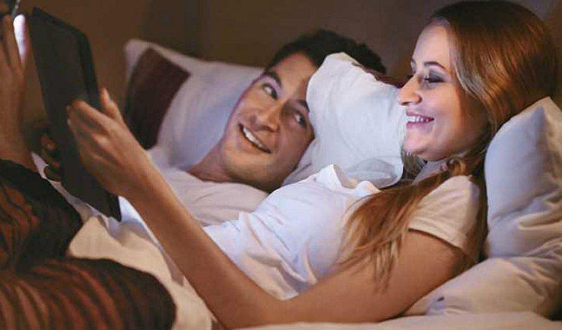 OMG! Las parejas tienen menos sexo por culpa de Netflix y Facebook 