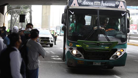 Transportistas acatan paro este martes y exigen se reduzca el precio del combustible, entre otras medidas. Foto: GEC