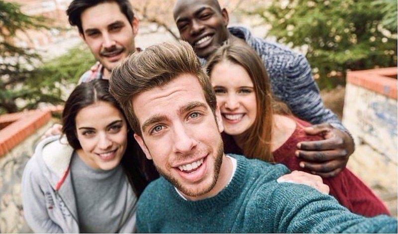 ¿Cómo caerle bien a los amigos de tu pareja?