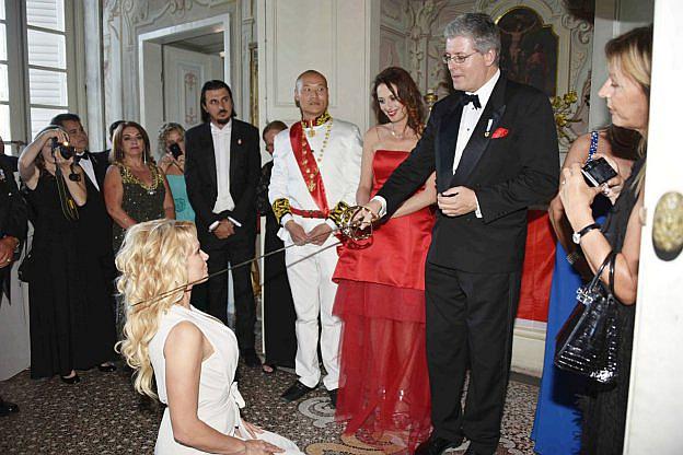 Pamela Anderson se arrodilló ante "príncipe" que resultó ser estafador [FOTOS]