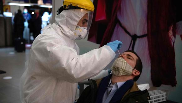 La Organización Mundial de la Salud (OMS) considera prematuro hablar del fin de la pandemia del COVID-19. (Foto: AFP)