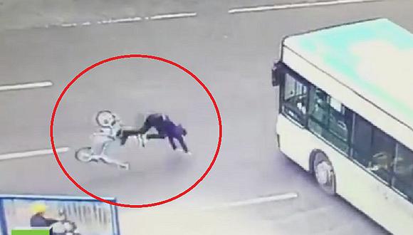 Hombre se salva por centímetros de morir aplastado por autobús (VIDEO) 