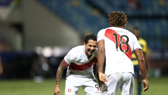 Gianluca Lapadula y André Carrillo celebra empate de Perú