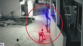 Niño cae del tercer piso y su mejor amigo lo salva de morir por poquito (VIDEO)