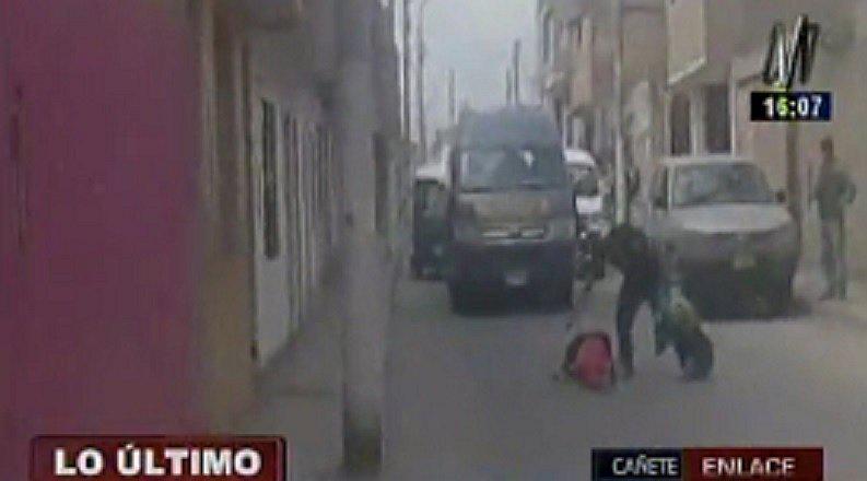 Cañete: Borracho golpea brutalmente a su pareja en plena vía pública [VIDEO]