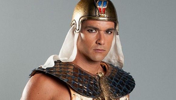 Actor que interpretó a 'Ramsés' en 'Moises y los Diez Mandamientos' cambia de look 