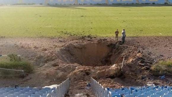 Estadio Central de la ciudad de Mykolaiv quedó con un agujero tras bombardeo de Rusia. (Foto: Ruslan Malinovskyi)