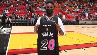 El furor por Vinicius en la NBA: llegó al juego de Miami Heat y cambió camiseta | VIDEO