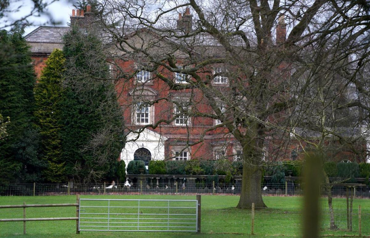 La escuela Cransely Day es fotografiada en Northwich, en el norte de Inglaterra, después de que cerró como precaución contra el coronavirus COVID-2019, después de que los estudiantes regresaron de un viaje de esquí en Italia. (AFP)