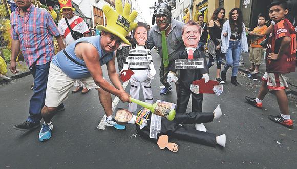 Muñecos de personajes políticos se venden como "pan caliente" en el Mercado Central
