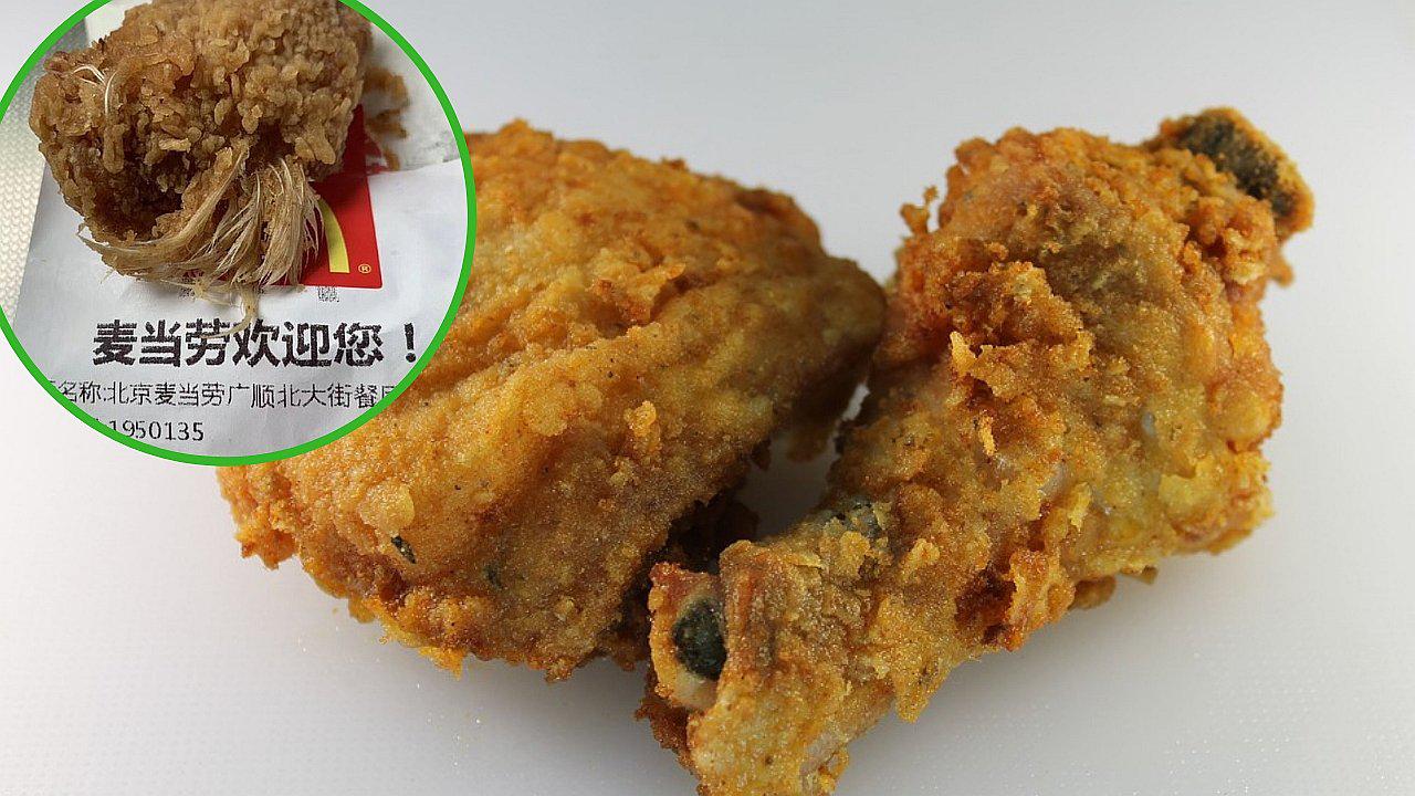 Madre denuncia a cadena de comida rápida por "alita" con plumas que llegó en su pedido