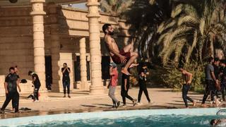 Manifestantes organizan una fiesta en la piscina del Palacio Presidencial de Irak