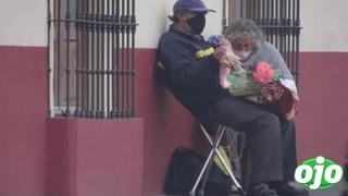 Abuelitos venden galletas y gorros tejidos en la calle para sobrevivir en plena pandemia 