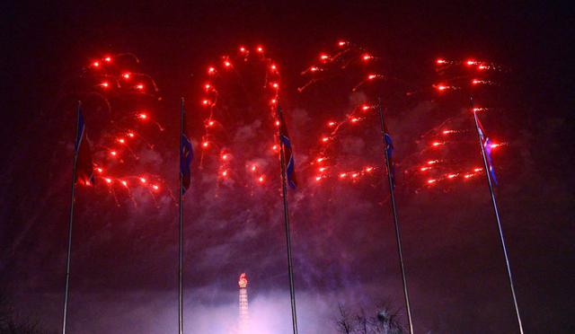 Esta foto tomada el 1 de enero de 2022 y publicada por la Agencia Central de Noticias de Corea (KCNA) oficial de Corea del Norte muestra los fuegos artificiales lanzados en la Plaza Kim Il Sung en Pyongyang a la medianoche para celebrar el Año Nuevo. (Foto de KCNA VÍA KNS / AFP)