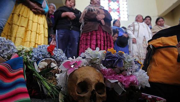 Calaveras protectoras y traviesas son veneradas en celebración boliviana 