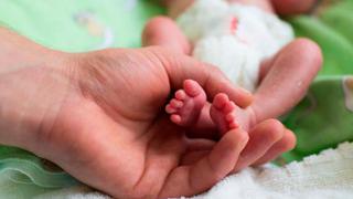 Bebé recién nacido trata de “quitarle” la mascarilla al médico que lo trajo al mundo  
