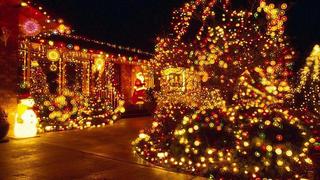 Navidad 2016: le saca de quicio a su vecina homófoba con estas luces (FOTO)