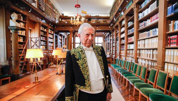 El escritor peruano-español Mario Vargas Llosa posa para fotografías en la biblioteca de la Academia Francesa (Academie Francaise) en París, Francia, el 09 de febrero de 2023. (Francia: EFE/EPA/TERESA SUÁREZ)