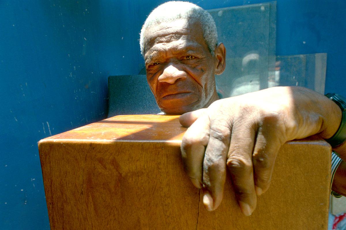 Caitro Soto le dio al cajón peruano una dimensión internacional al acompañar durante años a la célebre agrupación Perú Negro. 01 de marzo de 2003 (Foto: GEC Archivo)