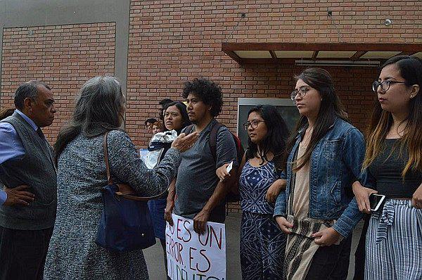 Rector de la PUCP se enfrenta a alumnos que le impedían ingresar a la universidad